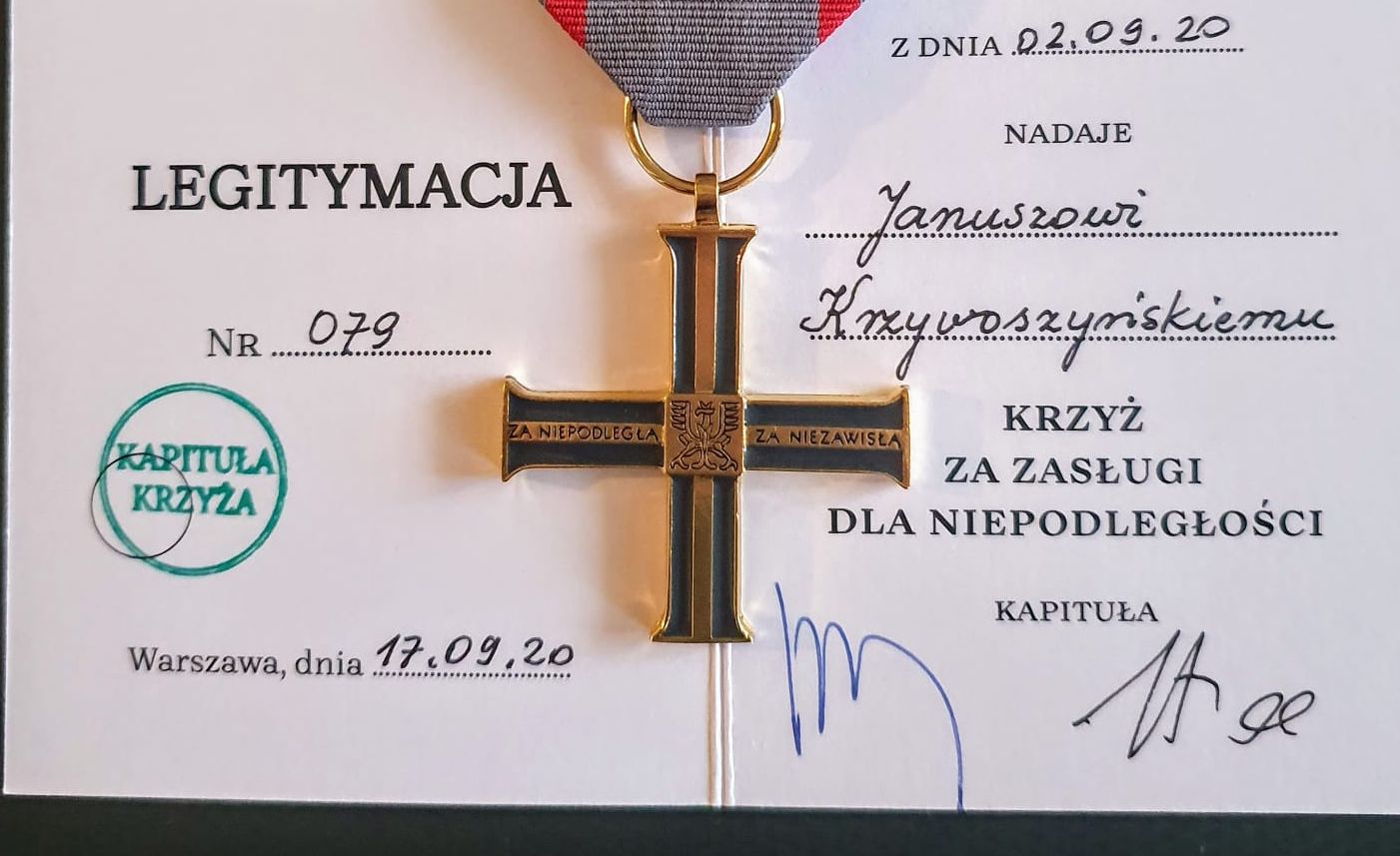Konsul Janusz Krzywoszyński odznaczony Krzyżem Służby Niepodległości