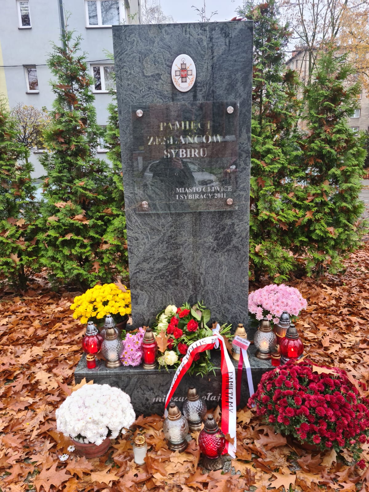 Złożenie kwiatów pod pomnikiem Sybiraków