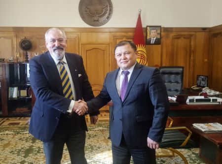 Konsul Janusz Krzywoszyński wraz z Marszałkiem Parlamentu Republiki Kirgiskiej